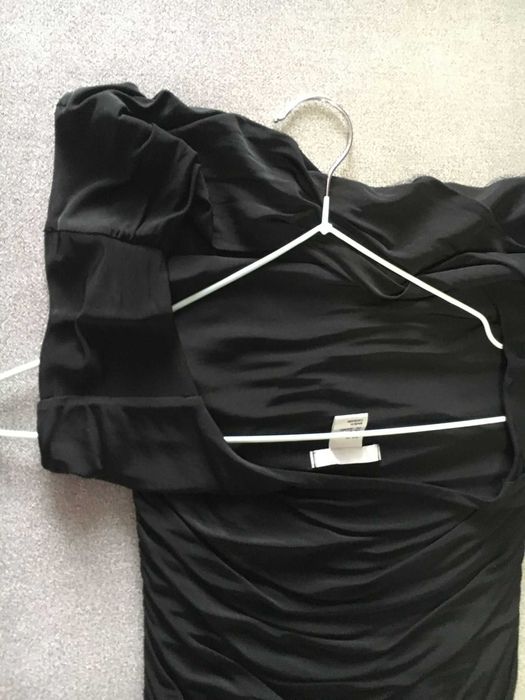 rochie neagra eleganta mulata H&M