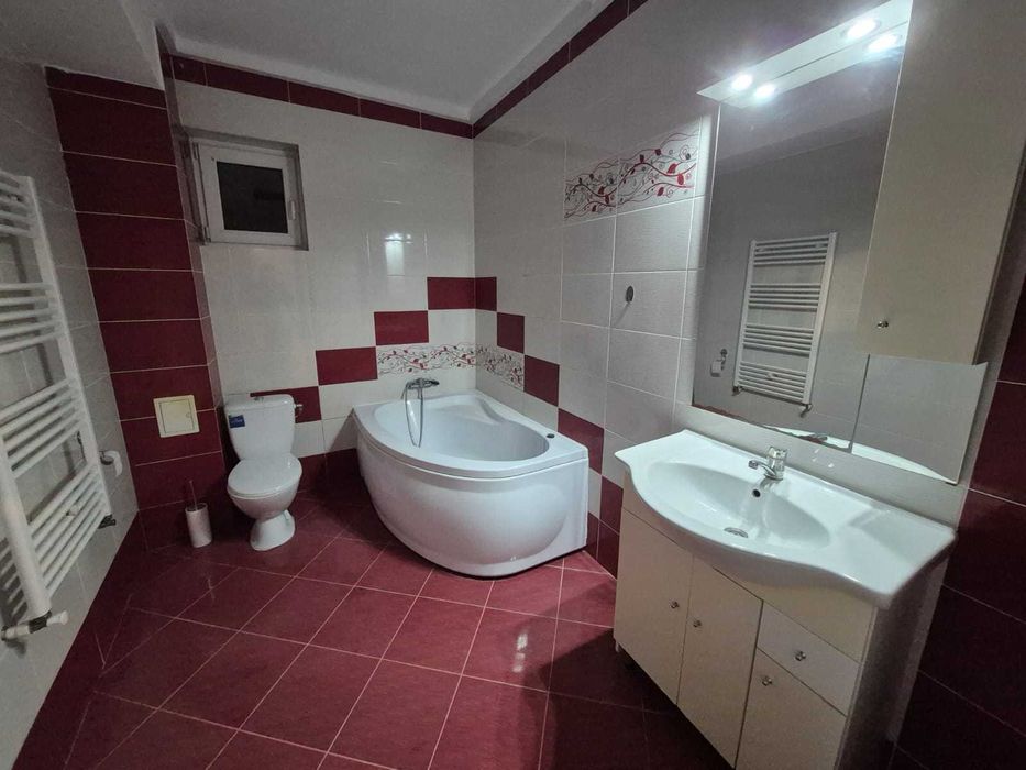 Inchiriez apartament cu 3 camere, bloc nou, zona centrala