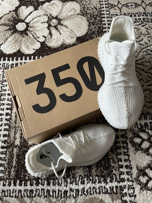 Продам белые кроссовки. Торг возможен