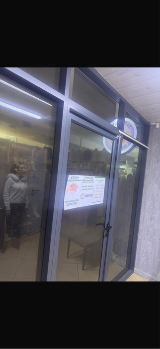 Алюминиевые перегородки с дверью