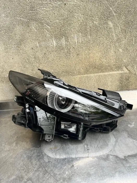 Far dreapta full led Mazda 3 an 2019-2021 cu trei lupe