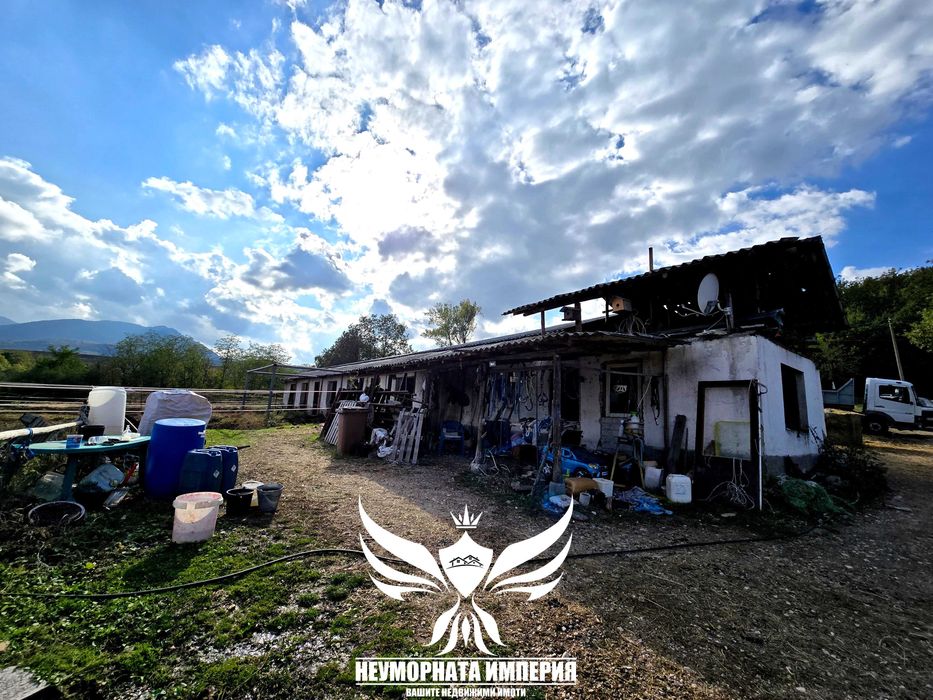 Продавам обор, краварник, склад 1303кв.м. и земя 24727кв. с.Долнослав