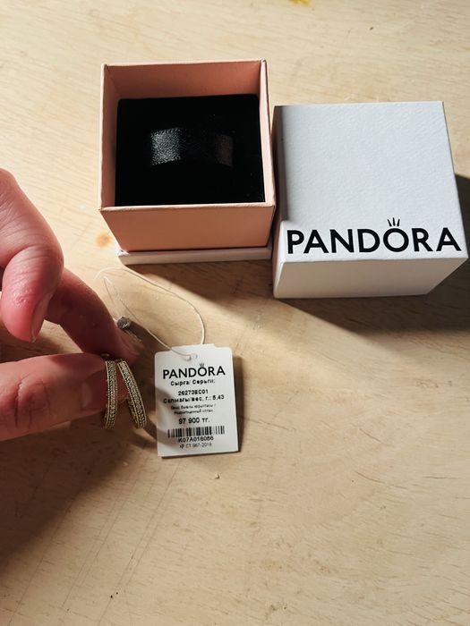 Серьги Pandora «Лого»