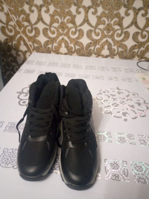 Продам новые .муж.ботинки 38 размер