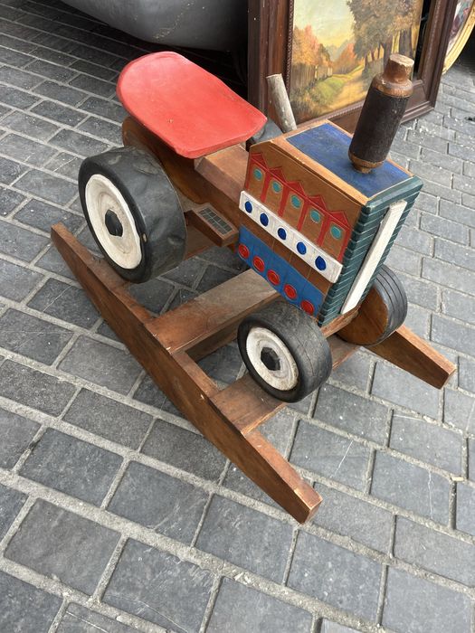 Продава се ретро детска люшкалка.