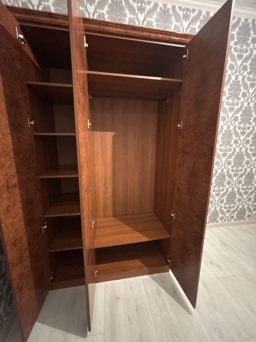 шкаф коричневый