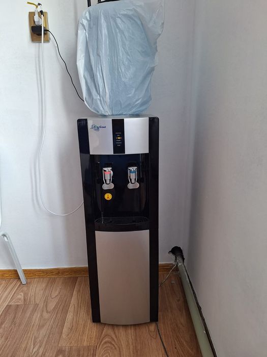 Диспенсер для воды, почти новый