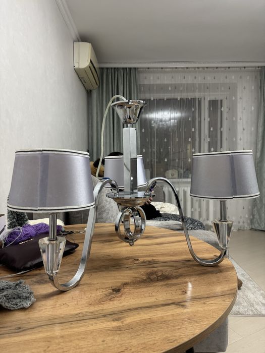 Продаем люстру с 3 плафонами