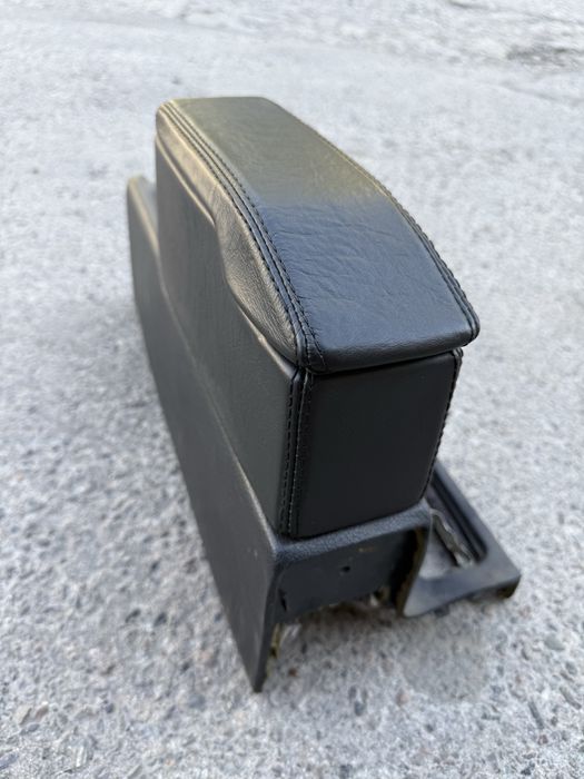 Оригинальный подлакотник cd box на БМВ Е32 Е34