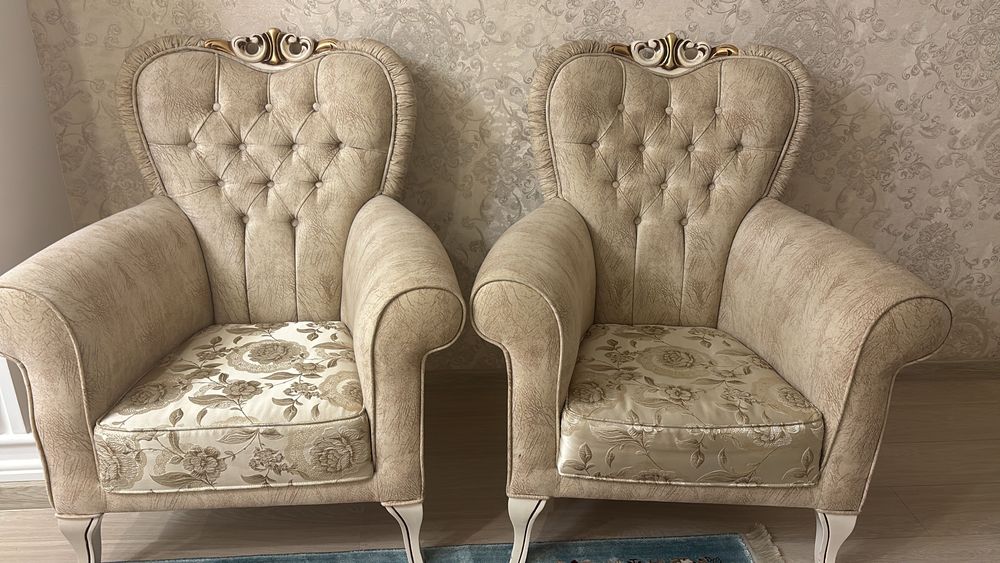 Диван с двумя креслами