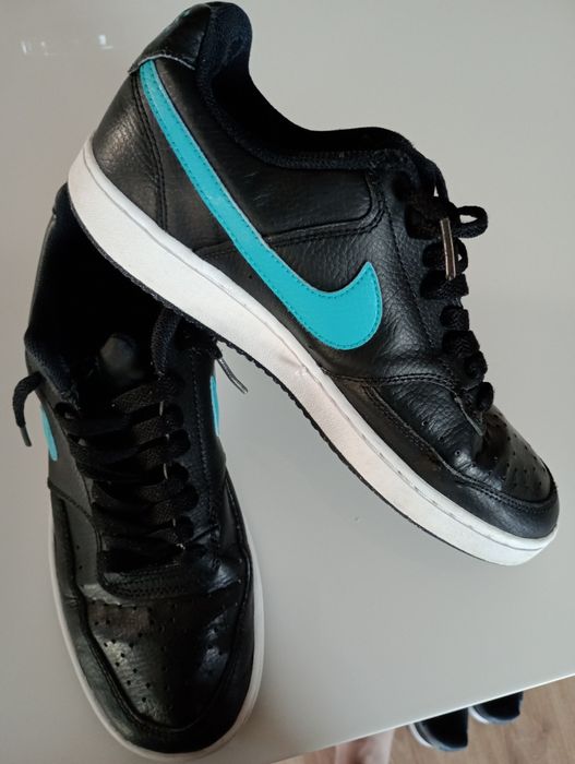 Vând adidași Nike