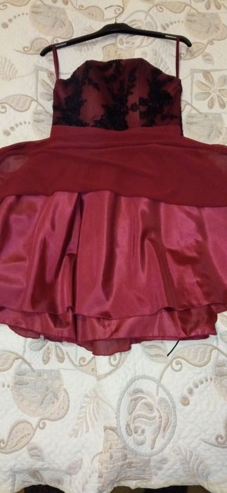 Рокля цвят бордо