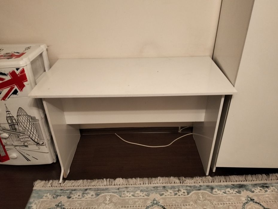 Продам шкаф, шифоньер, стол, трумбу.