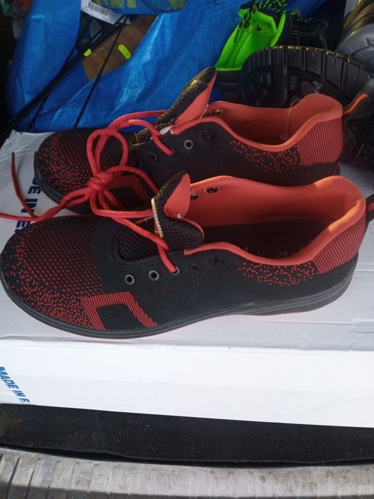 vând bocanci, adidas și papuci de protecție