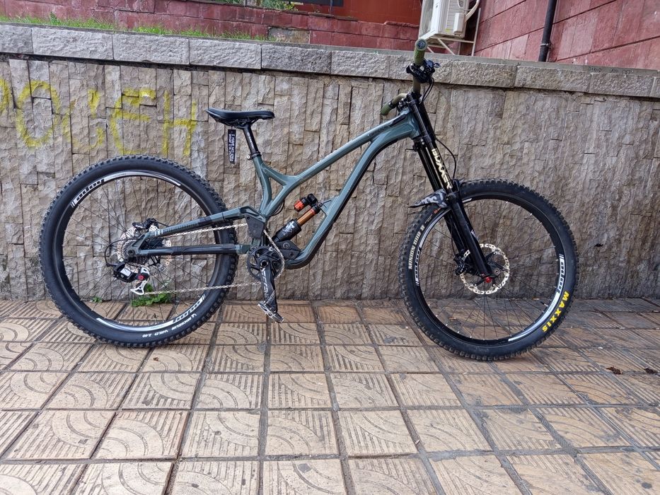 Commencal V4 supreme 2022.
