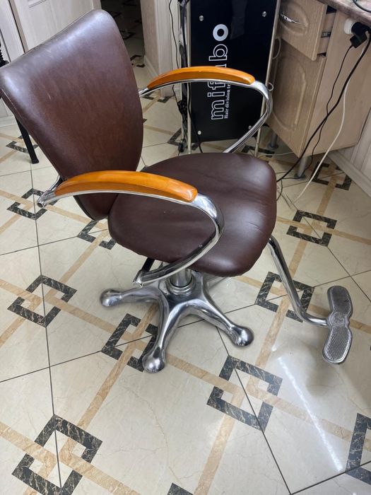 Продам кресло для парикмахерских