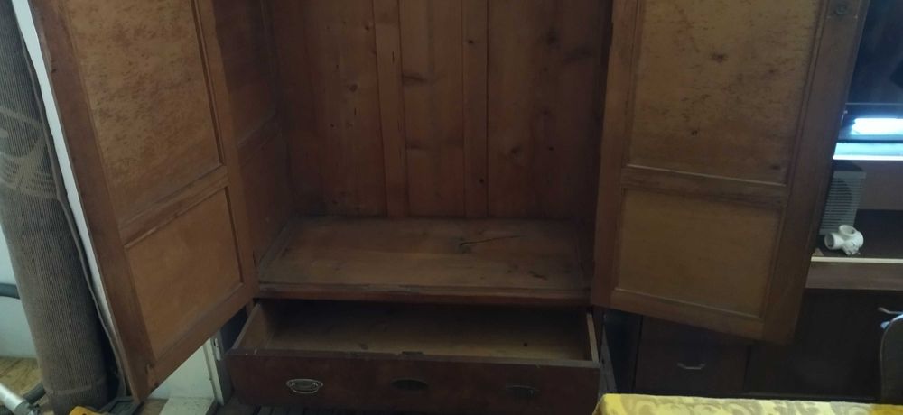 Старинен дървен гардероб