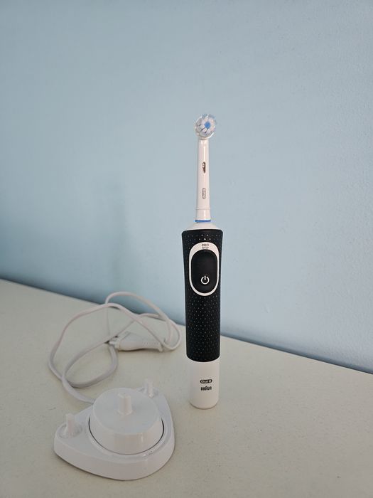 Електрическа четка за зъби ORAL B