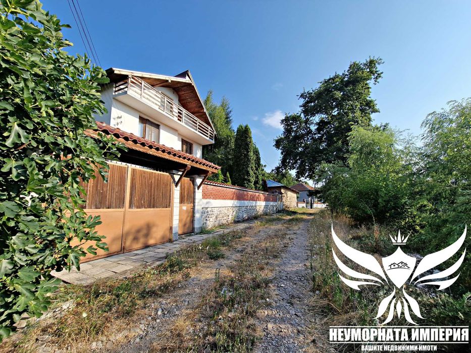 Двуетажна къща с гараж 300РЗП с 900кв. двор село Нови Извор