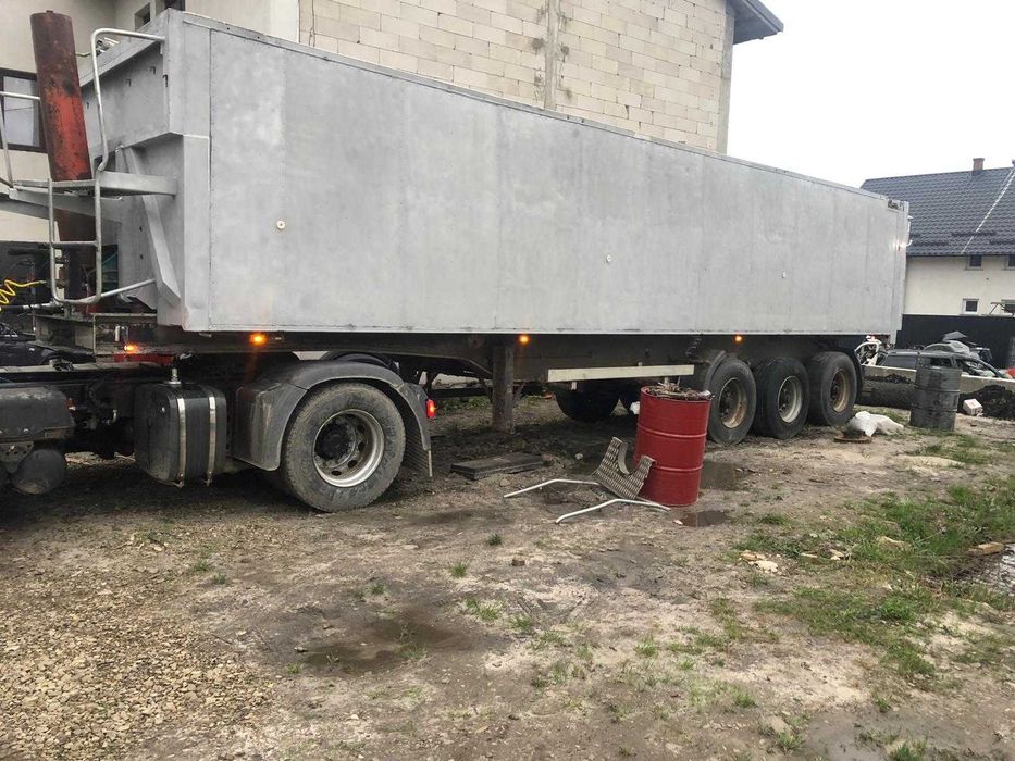 Camion cu remorca