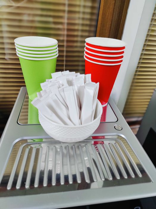 Бумажные стаканы, сахар в стиках