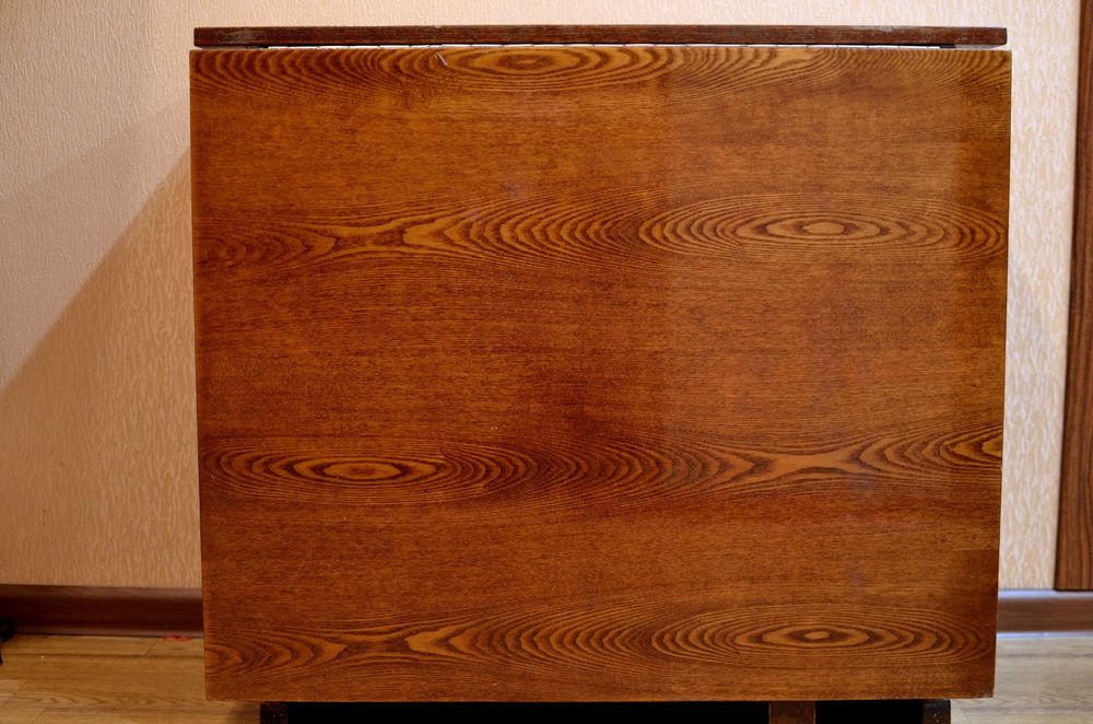 Раскладной стол-книжка в хорошем состоянии Yig‘iladigan stol-kitob