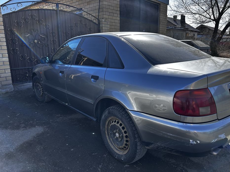 Машина Ауди А4 1999 года