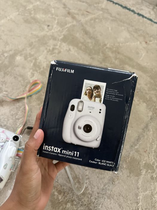 Instax mini 11 в белом цвете