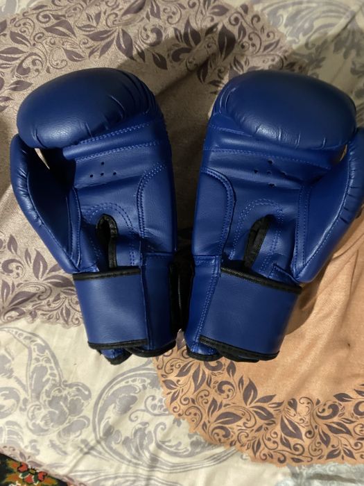 Боксерская перчатка Everlast