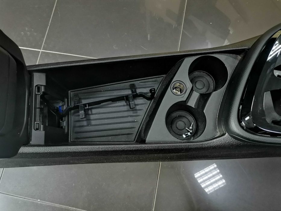 Централна Конзола BMW F45 F46 Комплект Индукционно Зарядно