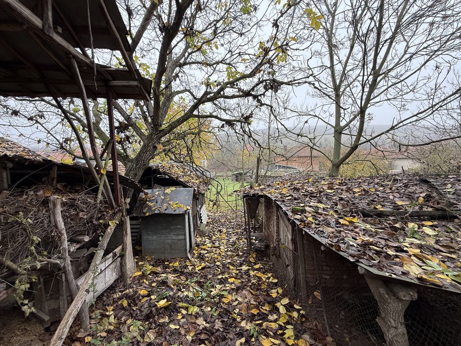 Къща с гараж равен и голям Двор!