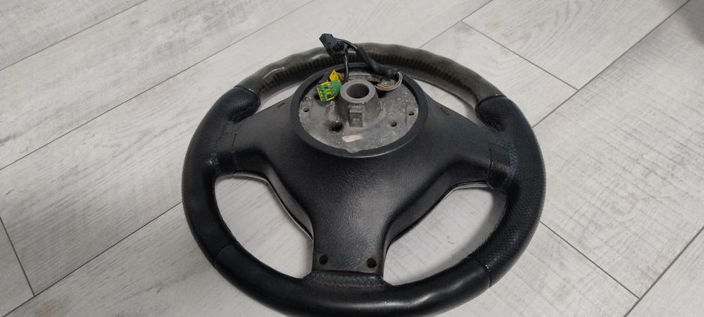 М волан с карбонови детайли