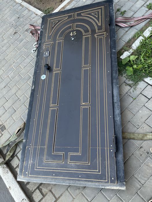 Продам железную дверь