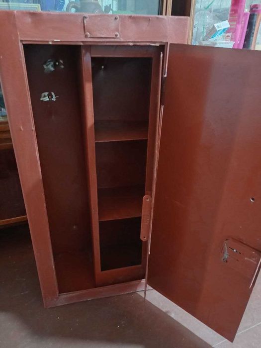 Продается   сейф  большой железный