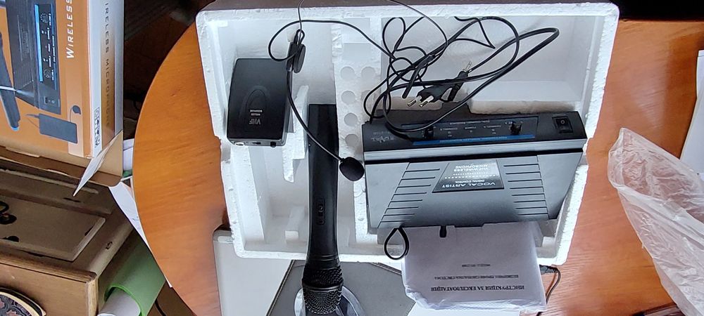 Комплект безжични микрофони с приемник за любителски партита.