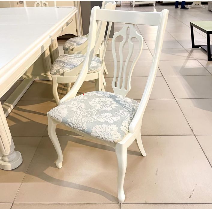 Продается гостиный стол с стулями