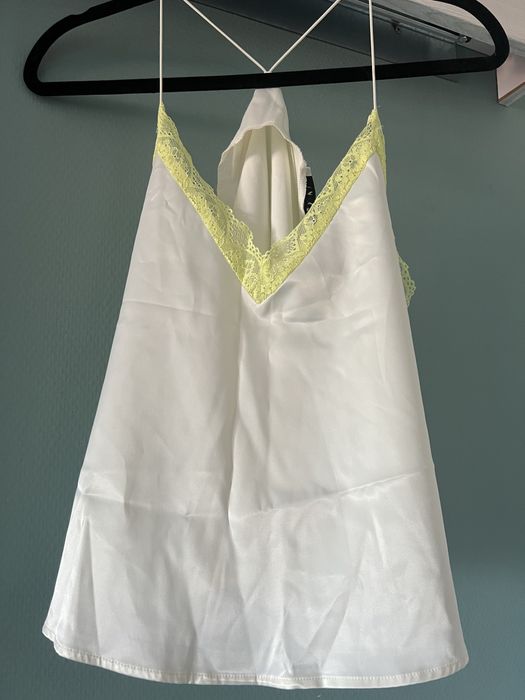 Top alb satinat cu dantela galbena