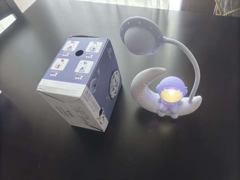 Astronaut on Moon LED Night Light – Lumină de Birou Reglabilă