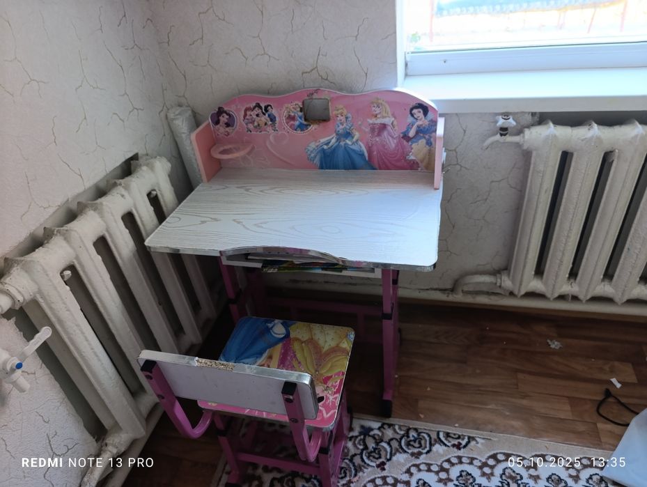 Продам детскую парту.