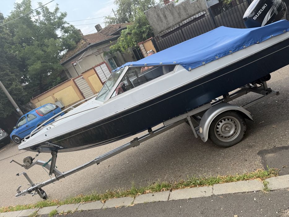 Vand barca cu motor peridoc