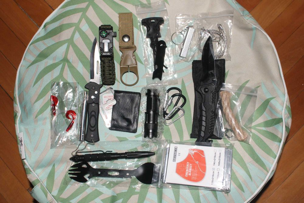 Комплект за оцеляване съставен от 27 части, два ножа, нов, SurvivalKit