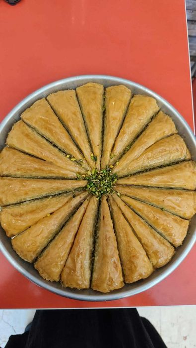 Качествена Турска баклава с орехи на едро