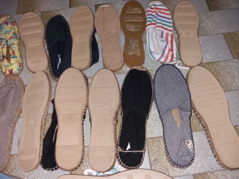Papuci slapi plaja cu talpa reliefata si curelusa, pentru femei, barbati. Pret 20 lei. Espadrile albe bej maro negre nr. 33 36 37 38 39 40 41 42 43 45