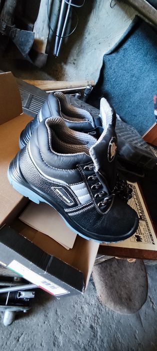 Продам ботинки для рабочих размер 41