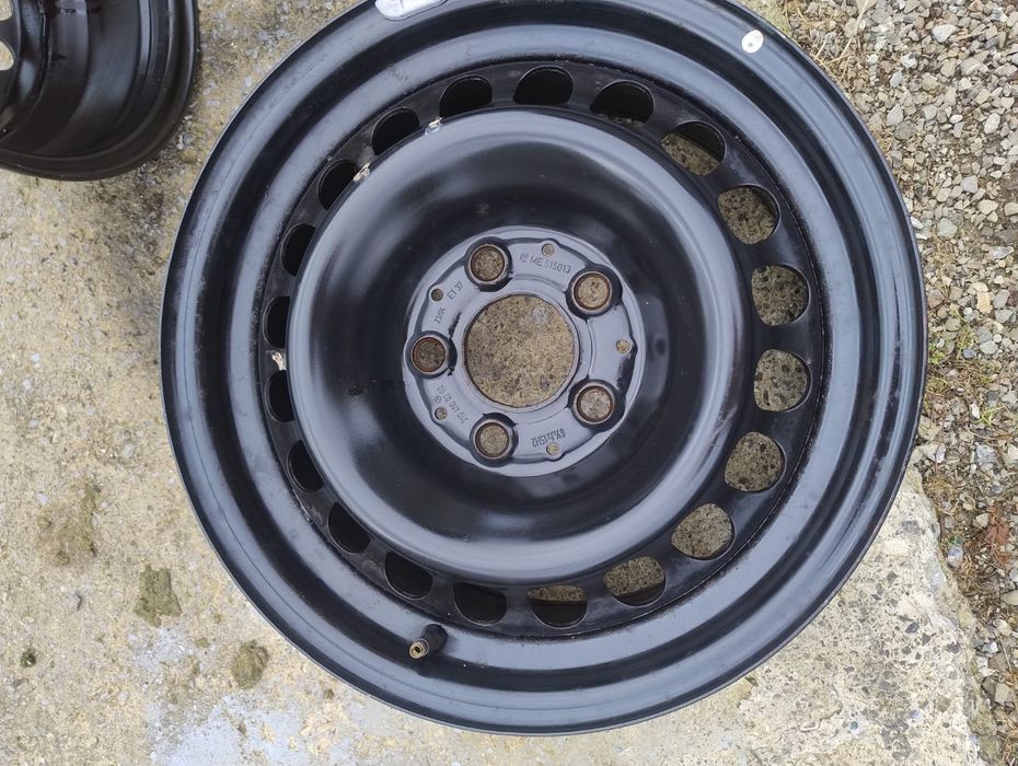 Vand jante de tablă și cauciucuri de iarnă folosite, o singură iarnă