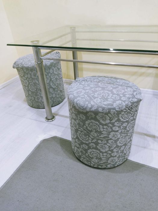 Маса и табуретки