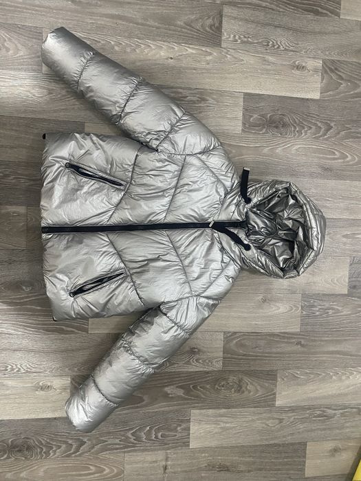 Пуховик стального цвета