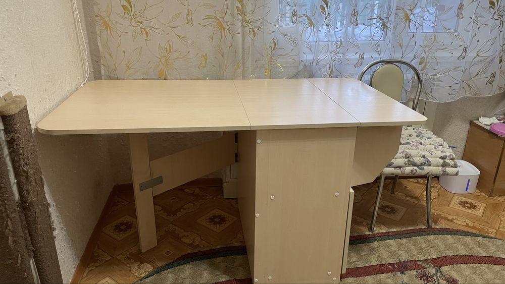 Продается стол .