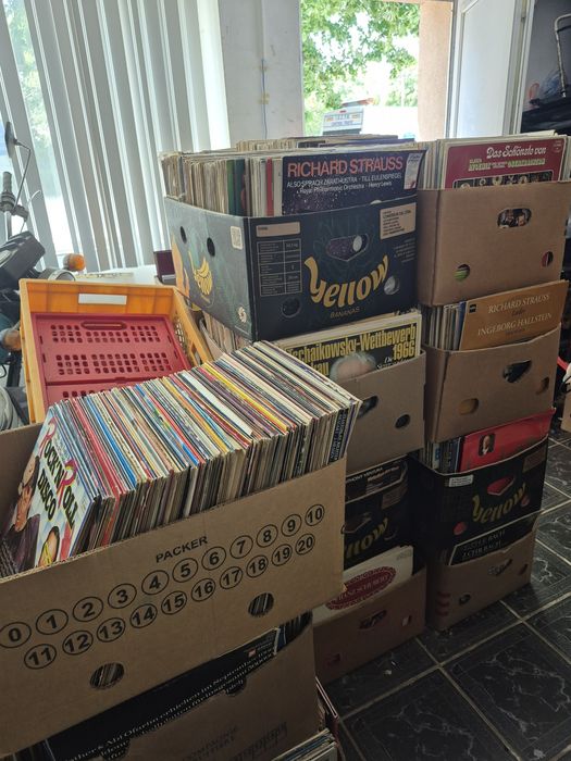 Vând 100lp colecție de viniluri muzică clasică, Colecțile sunt în stare buna, perfectă pentru pasionații de muzică clasică.
