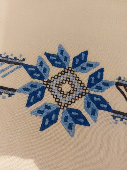 Две жълти калъфки